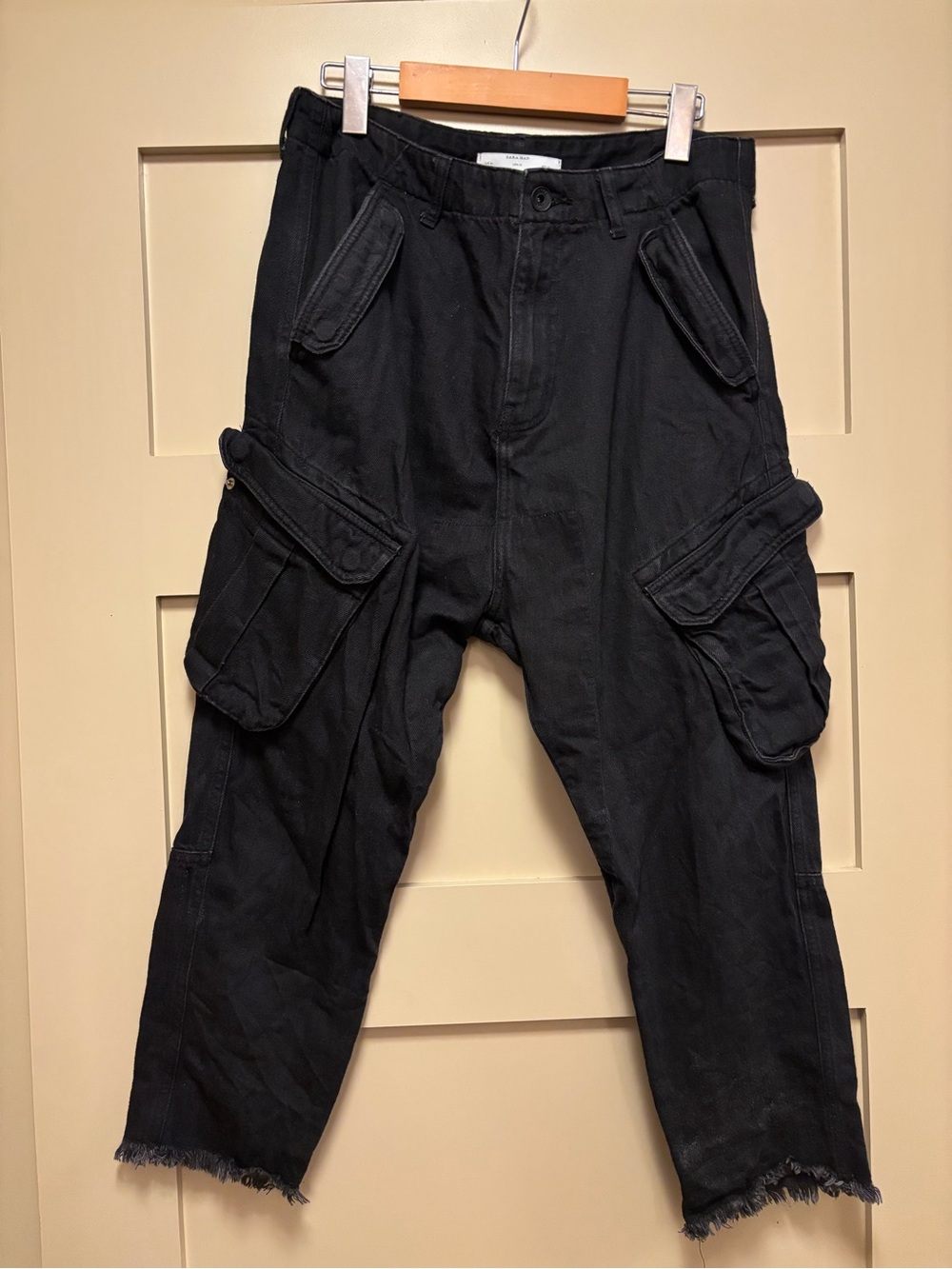 ZARA Slouchy Cargo Capri Drop Crotch Low Slung Raw Hem Fringe Black Crop 3/4 Leg